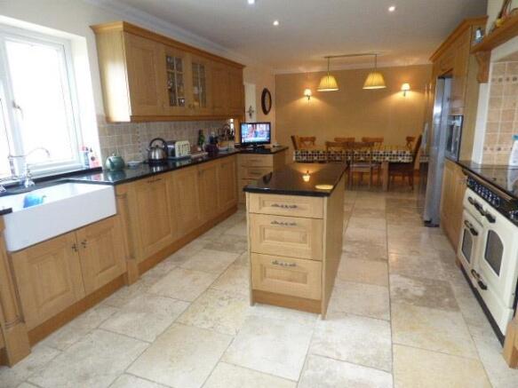 KITCHEN/BREAKFAST RO