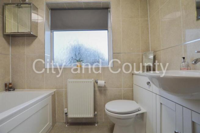 ensuite bathroom.jpg
