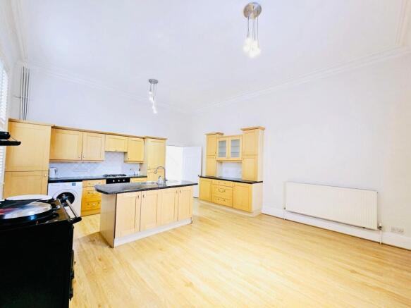 3 bed Flat for sale Image 4