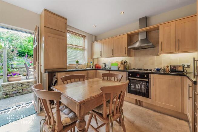 3 bed House for sale Image 4