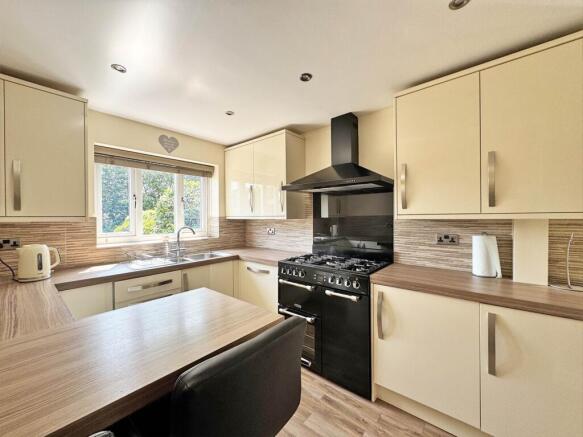 4 bed Detached for sale Image 7