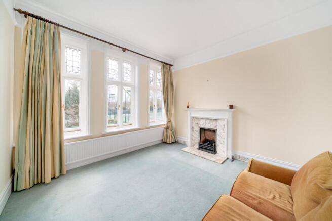 3 Bedroom Flat in Bishops Mansions with Balcony