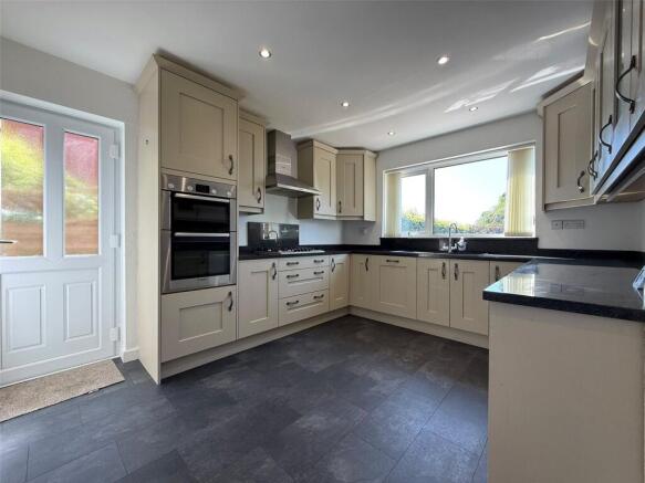 4 bed Detached for sale Image 9