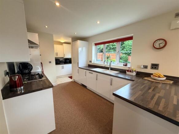4 bed Detached for sale Image 4