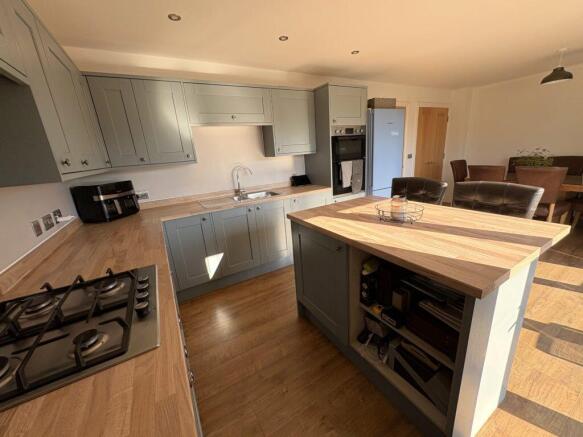 4 bed Detached for sale Image 4