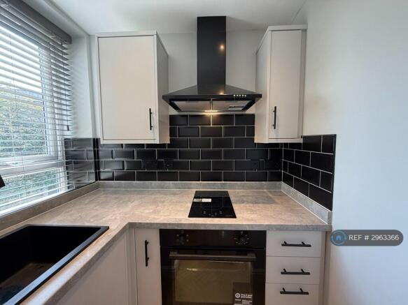Studio to rent Image 10