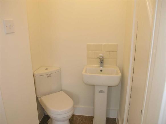 23 Vincam Close shower.jpg