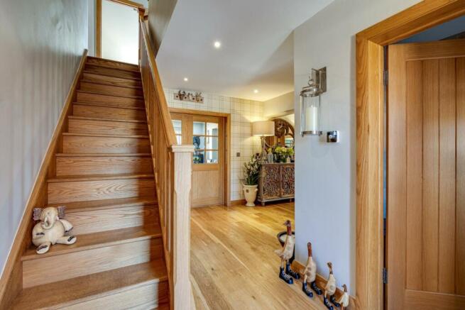 'L' SHAPED ENTRANCE HALL