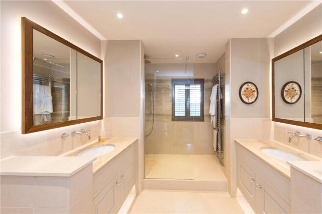 5 bed Detached for sale Image 10