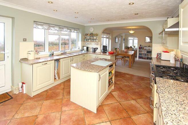 Kitchen (alternative view)