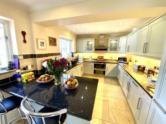 KITCHEN/FAMILY DINING