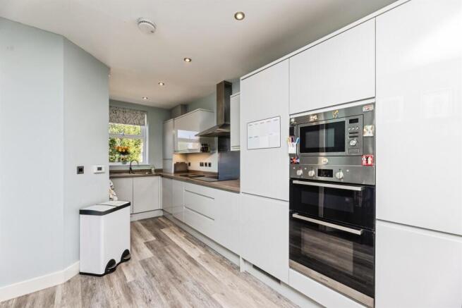 4 bed Town House for sale Image 5