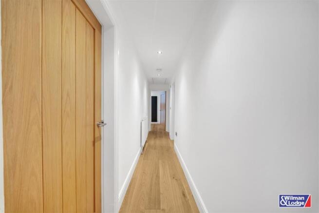 6 bed Detached for sale Image 8
