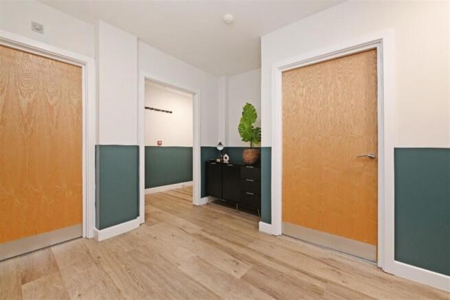3 bed Apartment to rent Image 12