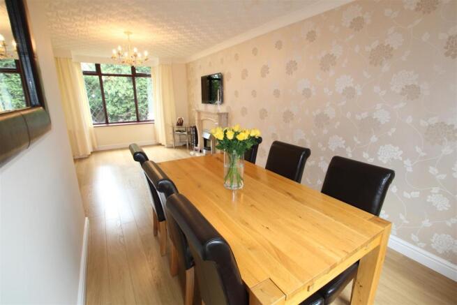 OPEN PLAN LOUNGE/DINING ROOM