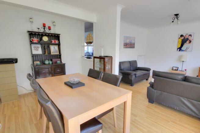 LOUNGE/DINING ROOM