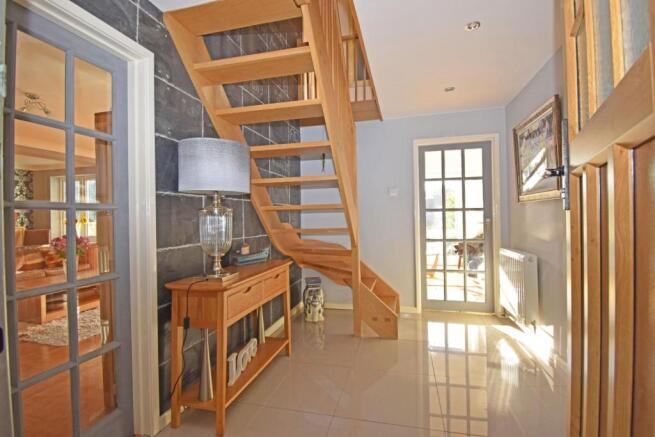 8 Hanbury Road, hall 1.jpg