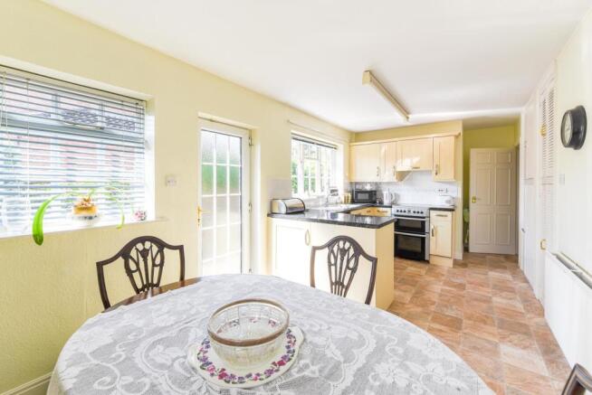 KITCHEN/DINING ROOM
