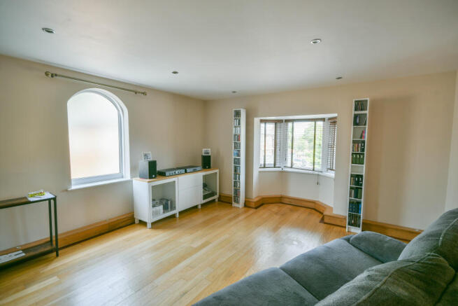 2 bed Flat for sale Image 4