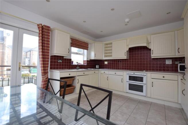 4 bed Town House to rent Image 4