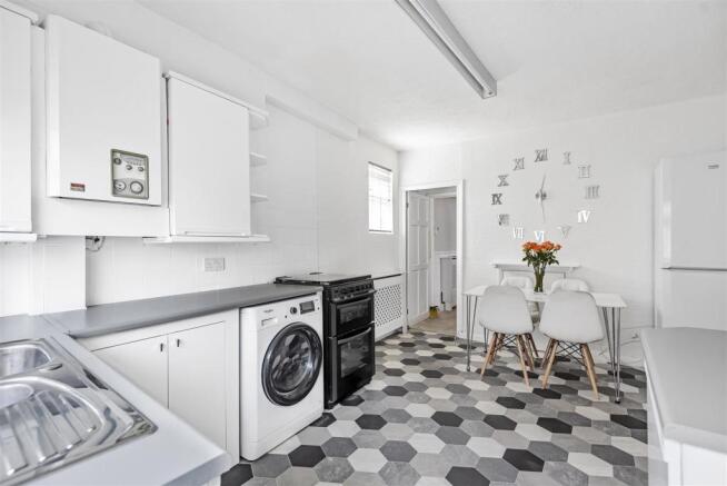 Kitchen/Dining Room:
