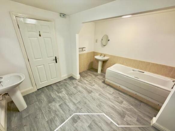 2 bed Apartment to rent Image 4