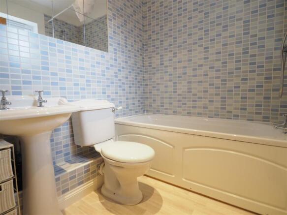 Family Bathroom 049