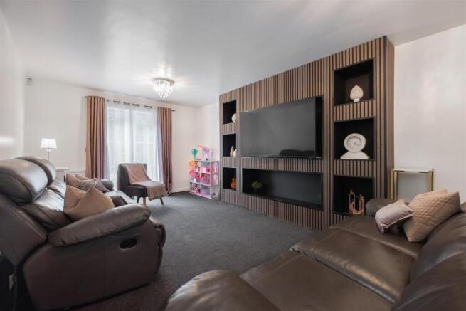 Platnam Grove, Birkby, Huddersfield, HD2 2RH photo 2