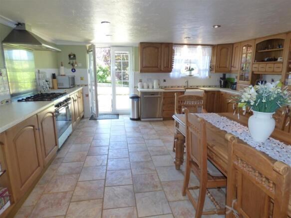 KITCHEN/DINING ROOM