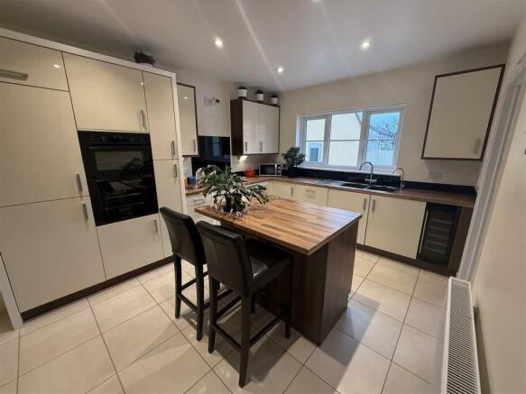 Kitchen/Breakfast Room: