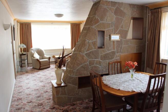 lounge/dining area