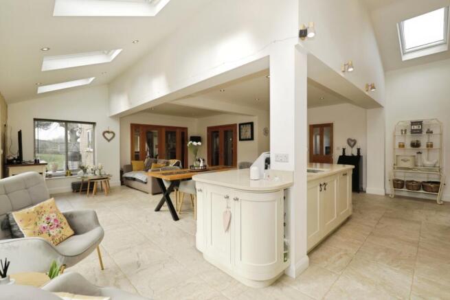 4 bed Detached for sale Image 9