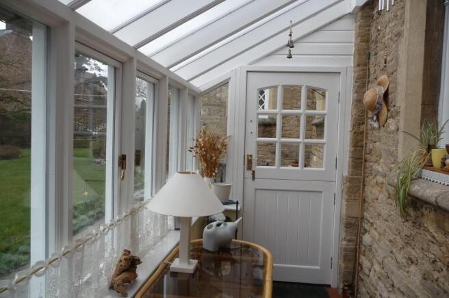 Lean-to conversatory