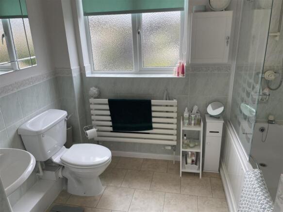 family bathroom.JPG