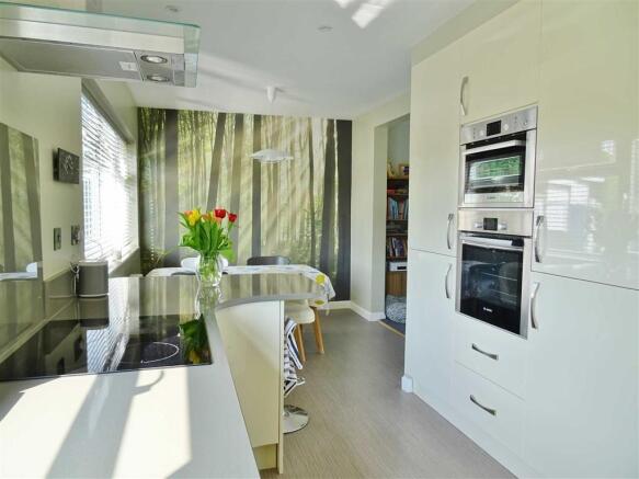 KITCHEN/DINING ROOM: