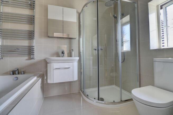 Bathroom (Ensuite Bathroom to Bedroom 1)