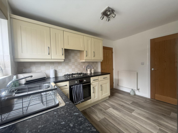 4 bed Detached for sale Image 9