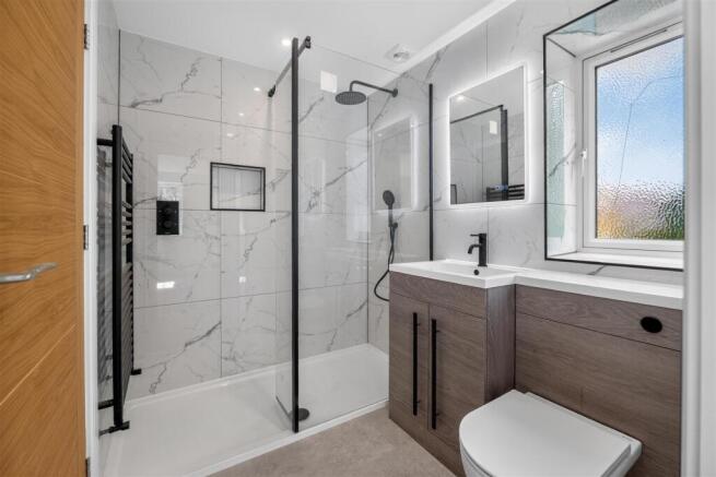 MAIN BATHROOM V1.jpg
