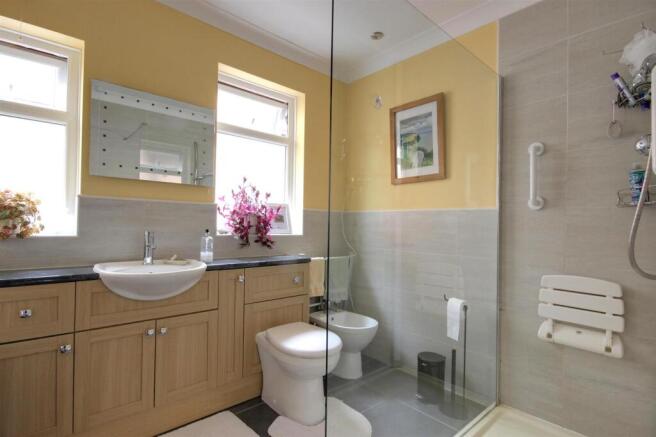 4 bed Detached Bungalow for sale Image 10