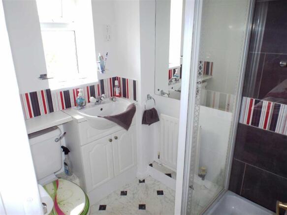 EN-SUITE SHOWER ROOM