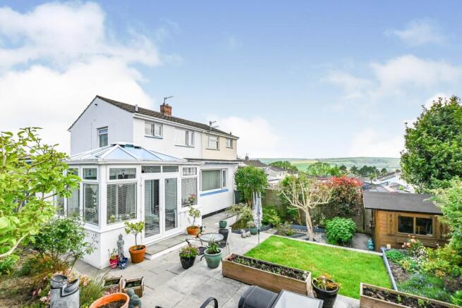 Rear garden with vie