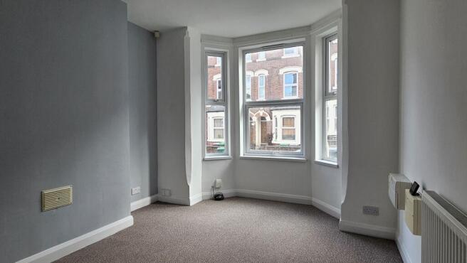 BED/LIVING ROOM