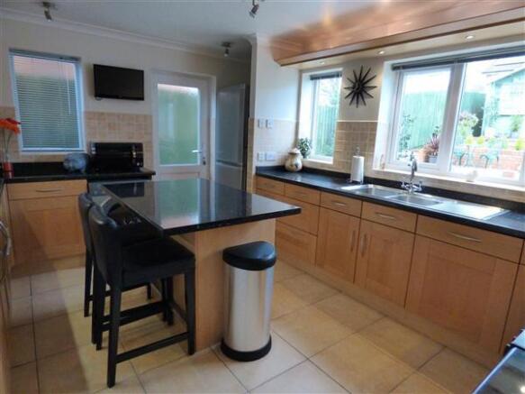 KITCHEN/BREAKFAST