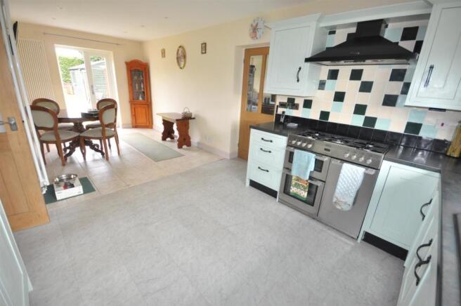 LIVING / DINING KITCHEN