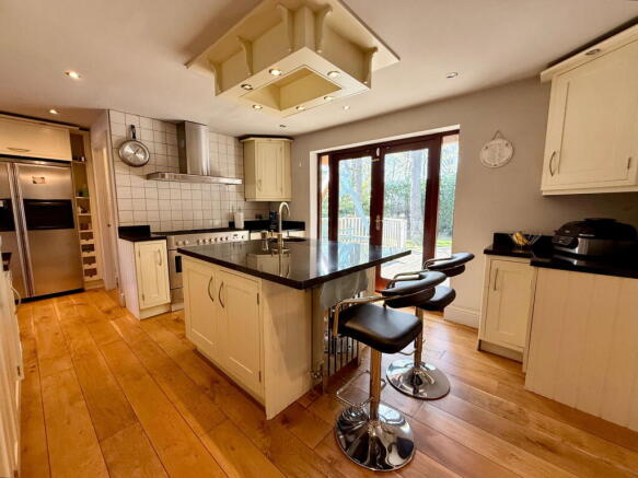 6 bed Detached for sale Image 8