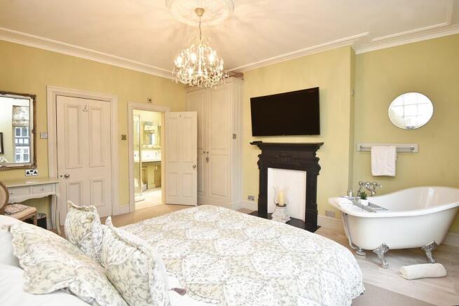 5 bed Semi-Detached for sale Image 9