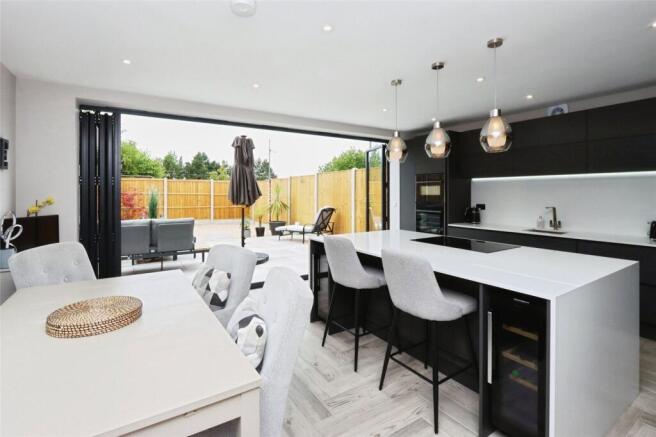 4 bed Detached for sale Image 11