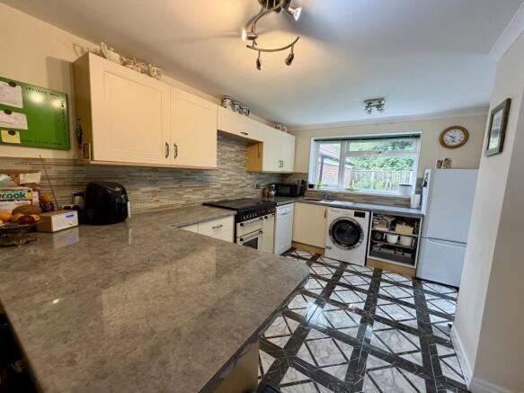 4 bed Detached for sale Image 5