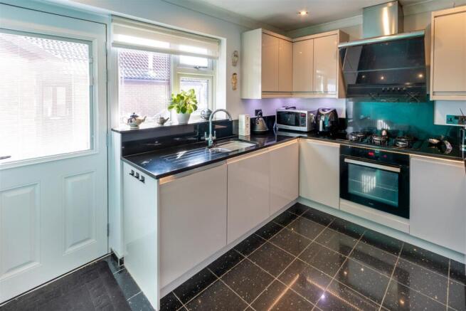 4 bed Bungalow for sale Image 9