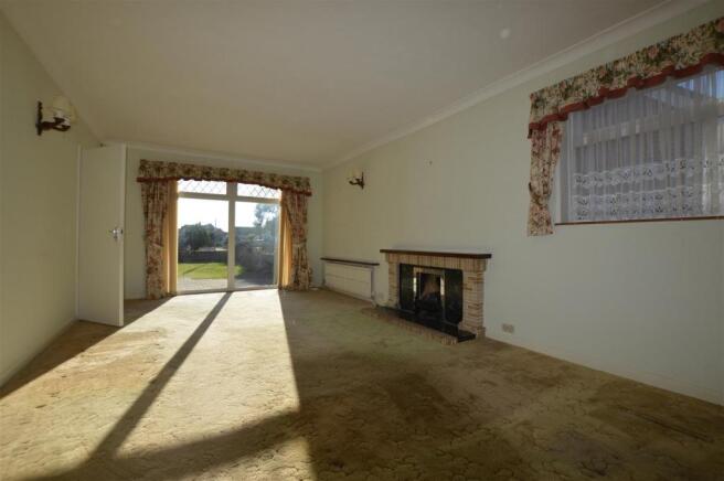 LOUNGE DINING ROOM